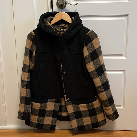 Woolrich women’s jacket with real fur trim hood. Tan and charcoal grey plaid. - Picture 3 of 7